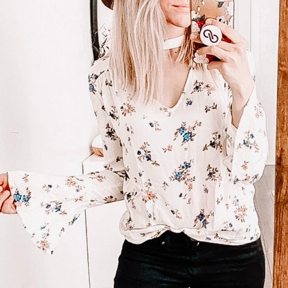 American Eagle Outfitters EUC Cream Floral Print Cut-Out Bell Sleeve Top XS